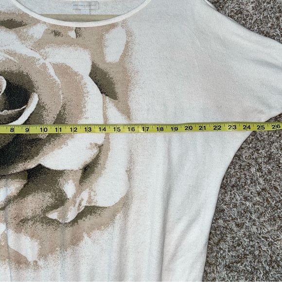 NEW YORK & COMPANY White Rose Floral Sweater Size Small - Picture 7 of 9
